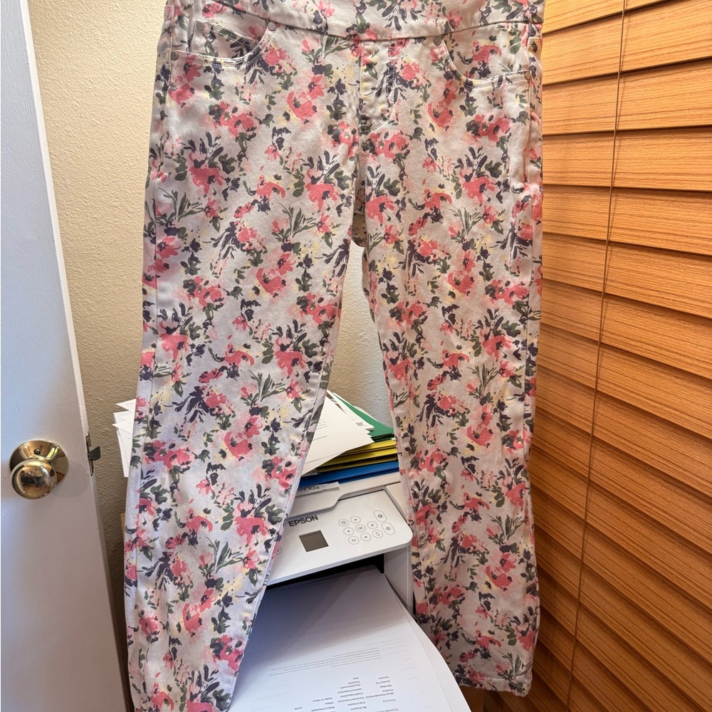 JAG jeans. Pull on jeans. Floral. Five pockets. Size 6. - Picture 7 of 7